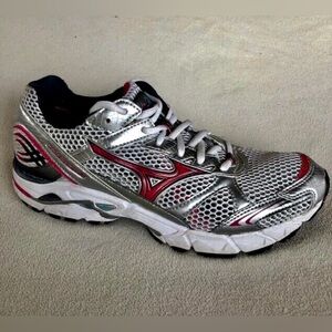 Mizuno athletic Wave Rider 14 W silver/pink.Size 8.Pre-owned-very good condition